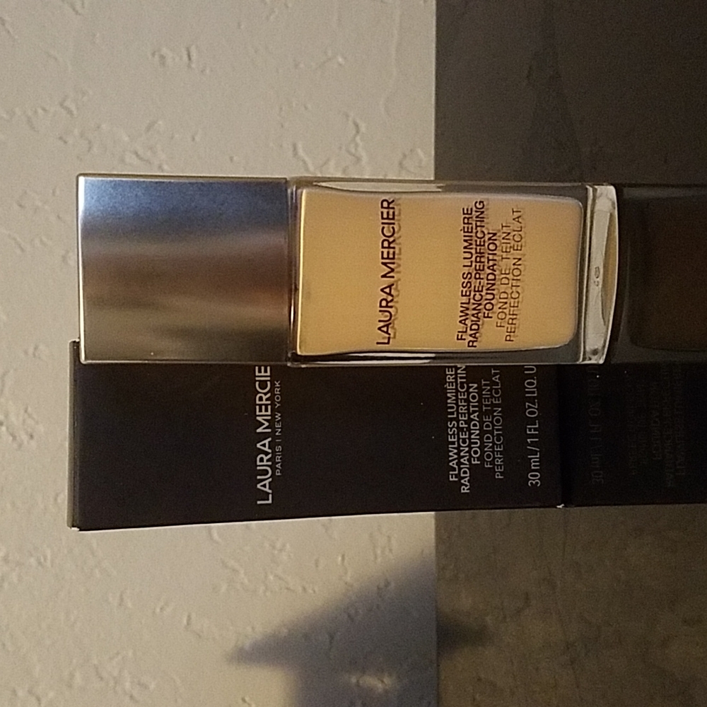 Laura Mercier Flawless Lumiere Radiance-Perfecting Foundation 1N1